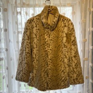 Cozy Cream Teddy Jacket with Plush Texture and Warmth